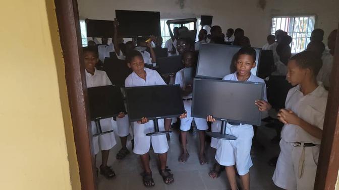 Die Kinder der St. Raymond’s School bekommen Computerbildschirme