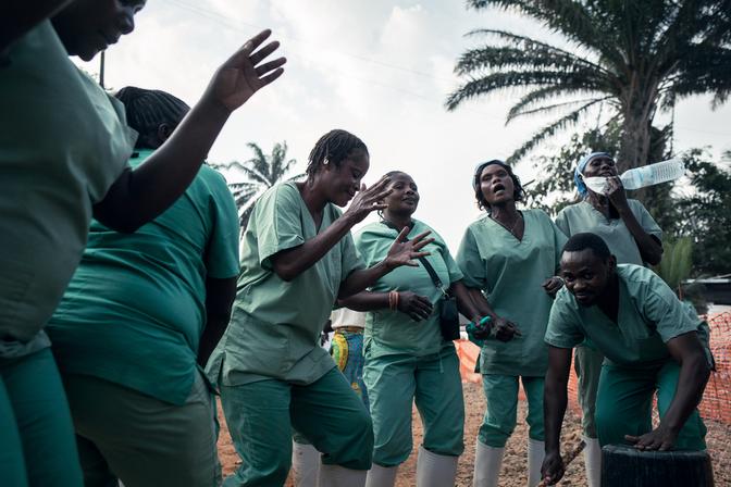 Medizinisches Personal tanzt vor Freude über einen Ebola-Überlebenden