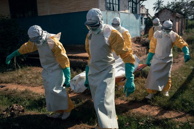 Ein Leichensack mit einem Ebola-Toten wird abtransportiert