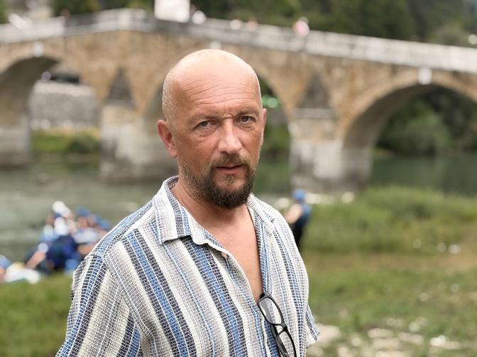 Hrabren Kapić vor der alten Brücke von Konjic