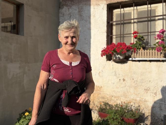 Milijana steht vor ihrem Haus