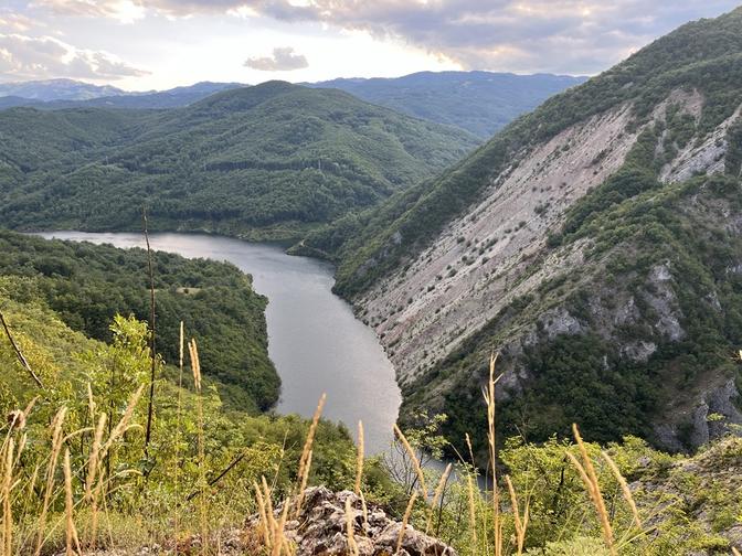 Der Staudsee der Neretva bei Ulog
