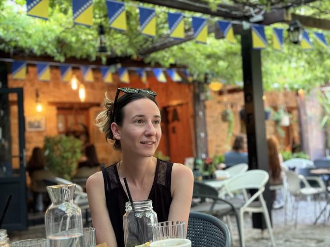 Aida Kapetanović sitzt in einem Cafe in Mostar