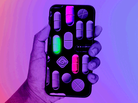 Eine Illustration eines Handys in einer Hand. Auf dem Handy leuchten abwechselnd unterschiedliche Pillen in rosa, lila und grün auf.