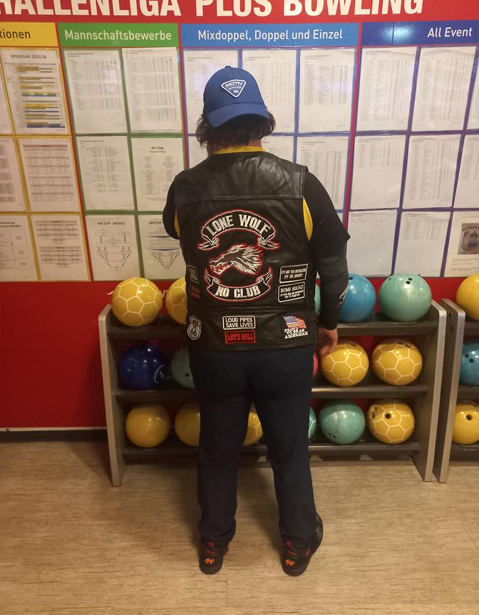 Andreas Treiss von hinten mit Lederweste