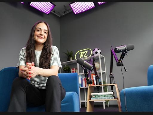 Journalistin Anna Liana Jandrisevits sitzt im WZ Live Studio.