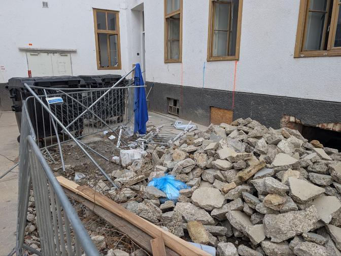 Zum Bauschutt mischt sich auch Sperrmüll.