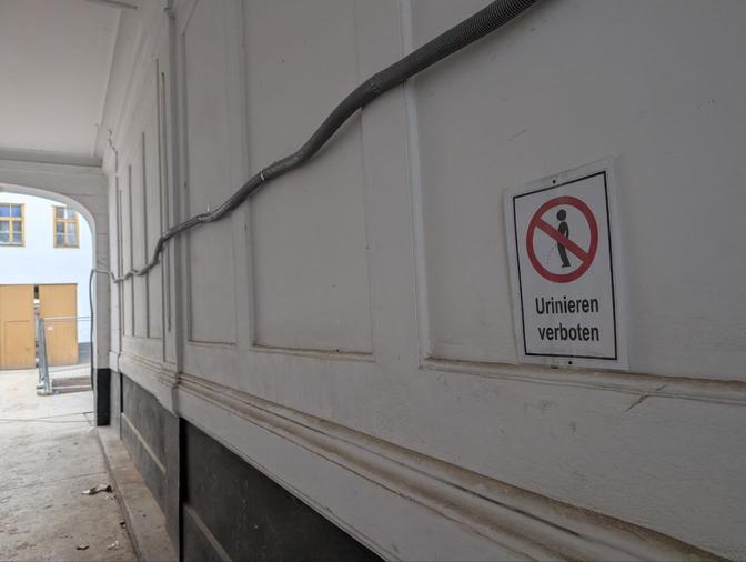 Der Hauseingang steht immer offen.