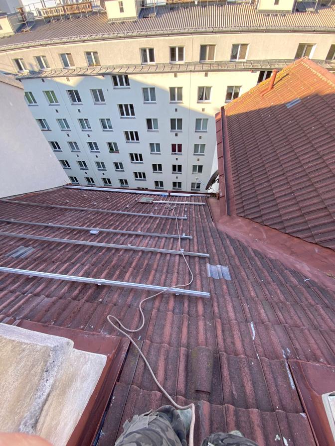 Blick von einem steilen Dach in die Tiefe