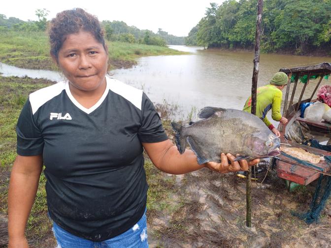 Mercelina Angulo zeigt einen mit Quecksilber veseuchten Fisch
