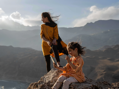 Zwei Frauen im Hochgebirge.