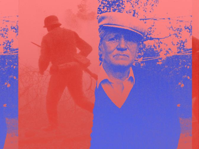 Ein Mann mit einer Mütze steht neben der Silhouette eines Soldaten mit einem Gewehr vor einem Hintergrund aus Rauch und Stacheldraht. Das Bild ist mit roten und blauen Überlagerungen versehen.