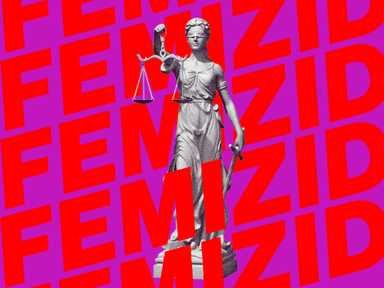 Graue Justitia-Statue mit verbundenen Augen, die eine Waage und ein Schwert über dem diagonalen roten Schriftzug „FEMIZID” auf leuchtend violettem Hintergrund hält.