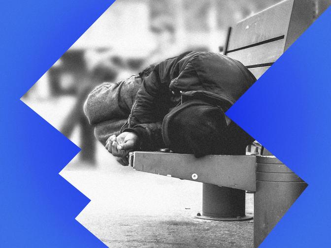 Person schläft auf einer Bank, trägt einen dicken Mantel und eine Mütze. Das Bild ist mit eckigen blauen Formen überlagert. Schwarz-Weiß-Foto.