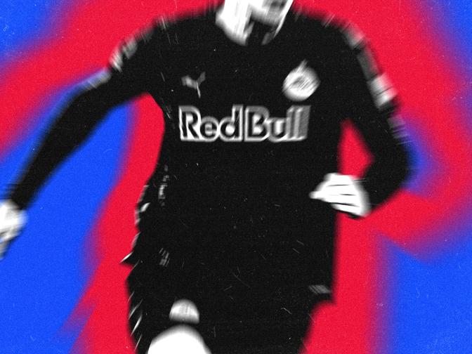 Eine verschwommene Gestalt in einem schwarzen Fußballtrikot mit einem „Red Bull“-Logo rennt vor einem leuchtend roten und blauen Hintergrund.