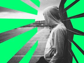 Ein schwarz-weiß Foto einer Person im Hoodie umgeben von grünen illustratorischen Streifenelementen.