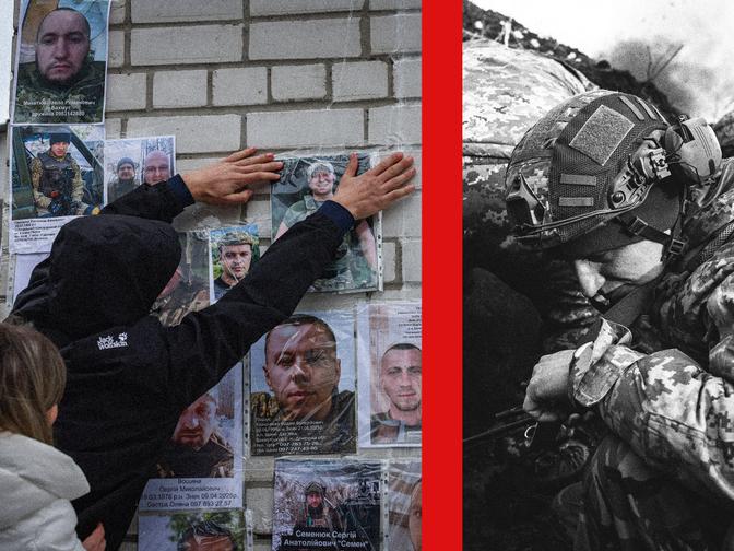 Jemand legt Fotos an einer Gedenkstätte aus Ziegelsteinen nieder. Rechts hockt ein Soldat in Tarnkleidung in einer rauchigen Umgebung.