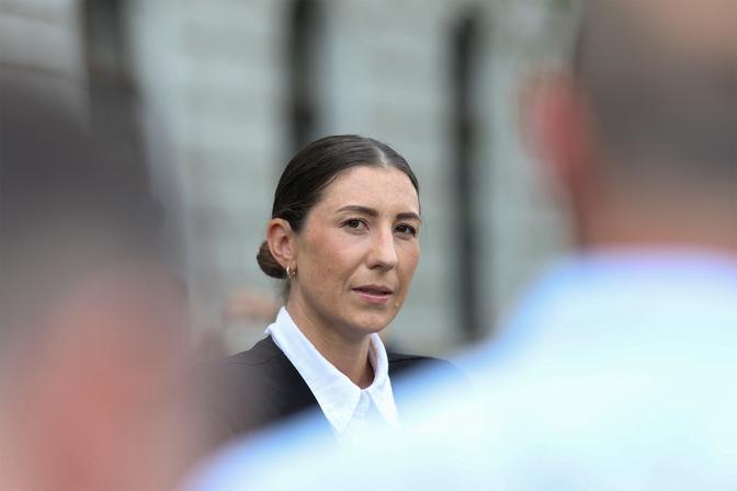 Die Rechtsanwältin Anna Mair gibt am 28. April 2026 vor einem Gerichtssaal in Wiener Neustadt, Österreich, eine Erklärung gegenüber der Presse ab. An diesem Tag findet der Prozess gegen zwei Männer statt, die im Verdacht stehen, Anhänger des Islamischen Staates (IS) zu sein und einen Anschlag auf das Taylor-Swift-Konzert in Wien im Jahr 2024 geplant zu haben.