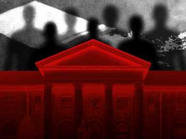 Rot eingefärbte Cornell Universität im Vordergrund, im Hintergrund unscharfe Silhouetten von Tätern vor einem schwarz-weißen Drogen Päckchen.