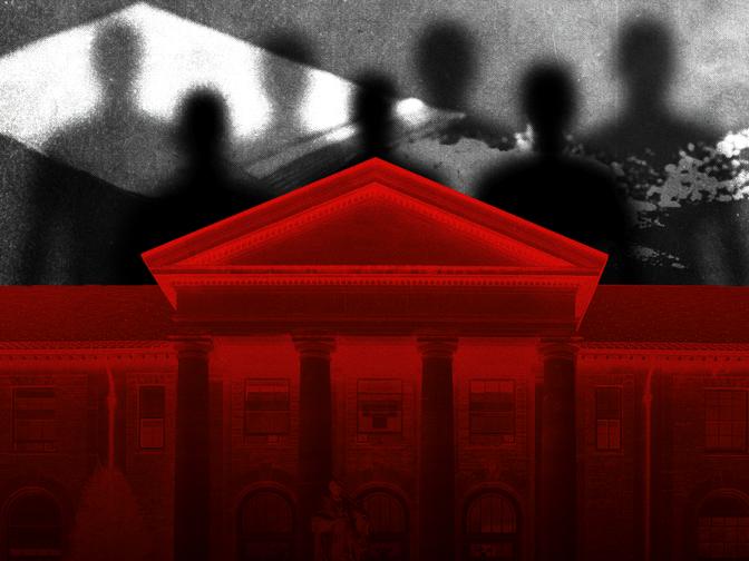 Rot eingefärbte Cornell Universität im Vordergrund, im Hintergrund unscharfe Silhouetten von Tätern vor einem schwarz-weißen Drogen Päckchen.