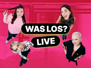 Maria, Nora, Sandra und Mimi mit der Überschrift "Was los? Live", im Hintergrund ein Bild von der Bühne.