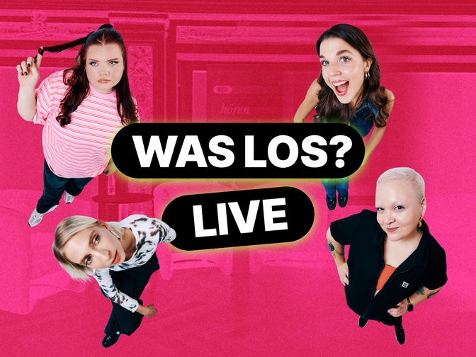 Maria, Nora, Sandra und Mimi mit der Überschrift "Was los? Live", im Hintergrund ein Bild von der Bühne.