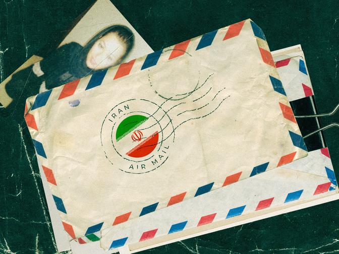 Vintage-Luftpostbriefumschlag mit iranischer Briefmarke und Poststempel, der teilweise ein verblasstes Foto einer Person verdeckt, auf einer abgenutzten grünen Oberfläche.