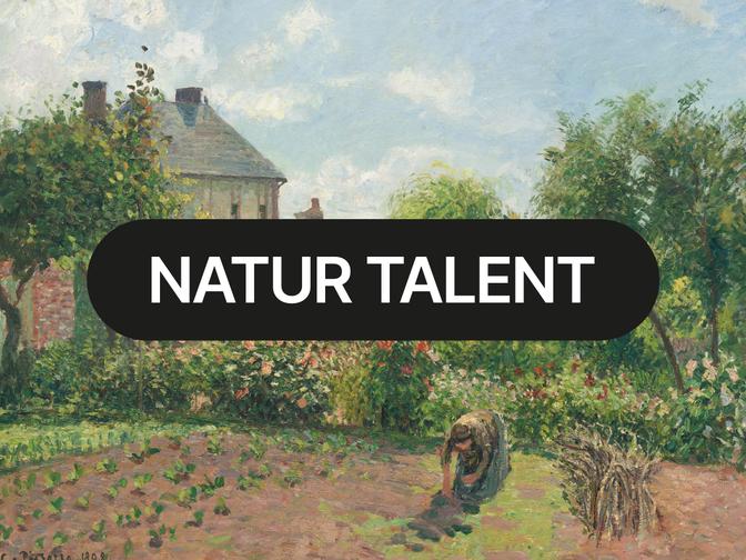 Eine Frau pflegt einen Garten vor einer üppig grünen Kulisse aus Bäumen und einem Haus. Der Text „NATUR TALENT” ist prominent in der Mitte zu sehen.