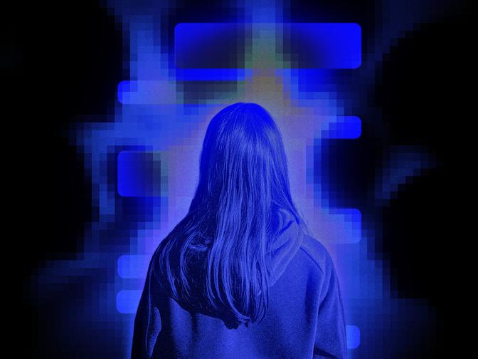 Eine junge Person mit langen Haaren steht vor blauen, pixellierten Formen auf schwarzem Hintergrund.