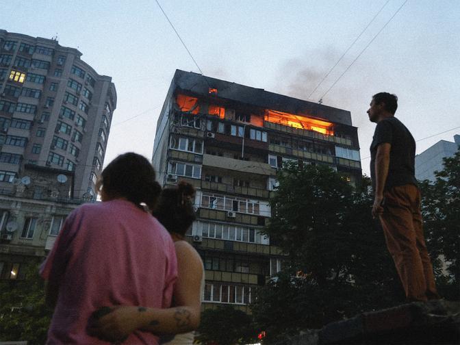 10. Juli: Menschen betrachten brennende Wohnungen in einem Wohnhochhaus, das am 10. Juli 2025 in Kiew, Ukraine, von russischem Beschuss getroffen wurde. In der Nacht setzte die russische Armee 415 Drohnen und Raketen verschiedener Typen ein, um die Ukraine anzugreifen, was zu Verletzungen und zum Tod von Zivilisten führte.