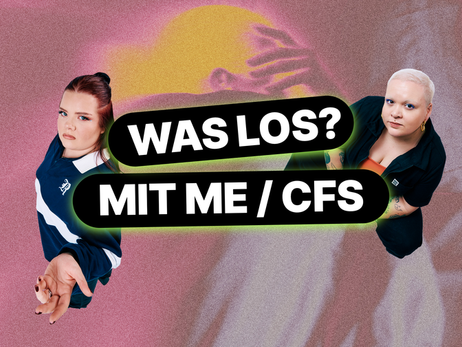 Maria und Mimi mit der Überschrift "Was los? mit ME/CFS", im Hintergrund ein Bild von einer Person, die erschöpft im Bett liegt.