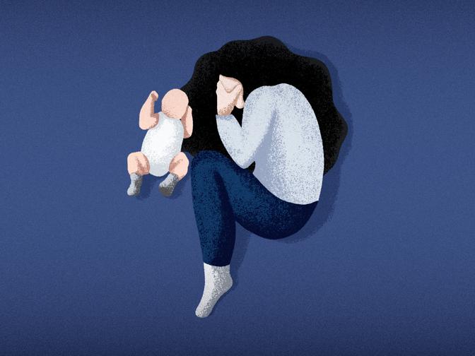 Eine Frau sitzt zusammengerollt am Boden, neben ihr liegt ein Baby in Windeln auf blauem Hintergrund.