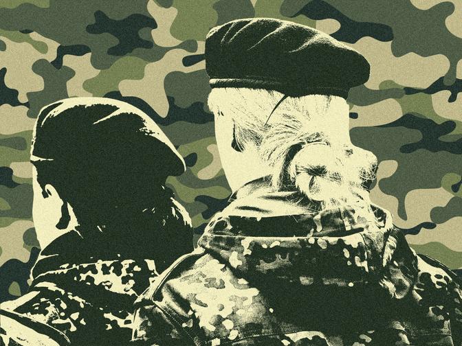 Zwei Soldatinnen auf Camouflage Hintergrund
