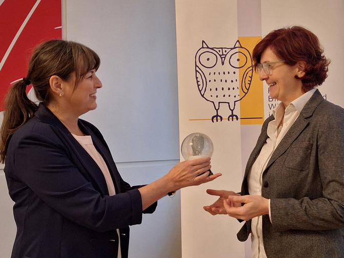 Wissenschaftlerin des Jahres, Sigrid Stagl, bekommt den Preis überreicht.