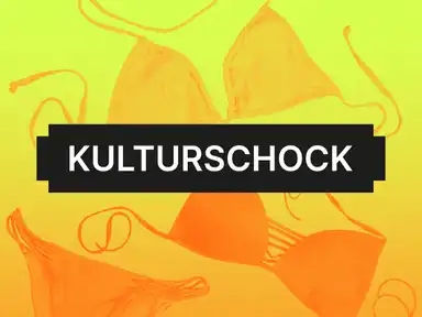 Drei Bikini-Oberteile auf gelb-orangenem Hintergrund mit dem Text "KULTURSCHOCK" in weißen Großbuchstaben auf schwarzem Streifen.