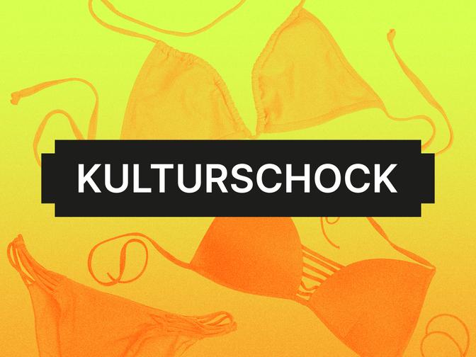 Drei Bikini-Oberteile auf gelb-orangenem Hintergrund mit dem Text "KULTURSCHOCK" in weißen Großbuchstaben auf schwarzem Streifen.