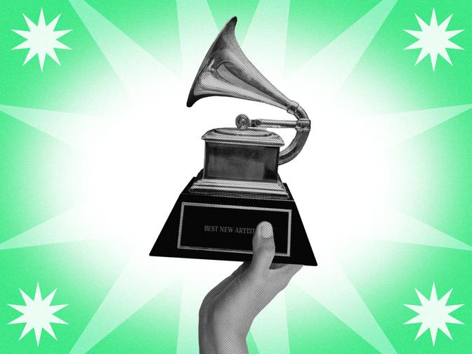Eine Hand hält eine Grammy-Trophäe mit der Aufschrift "BEST NEW ARTIST" vor einem grünen Hintergrund mit weißen Sternmotiven.