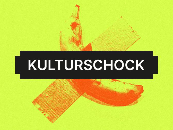 Eine mit rotem Klebeband befestigte Banane auf neongelbem Hintergrund, überlagert von einem schwarzen Balken mit dem Wort "KULTURSCHOCK".