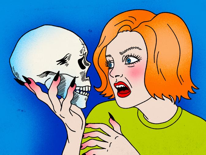 Frau mit orangem Haar hält einen Schädel in der Hand, schaut schockiert. Pop-Art-Stil vor blauem Hintergrund.