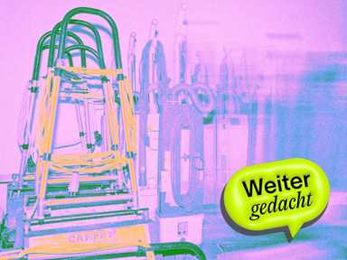 Diverse Utensilien zur Tatortreinigung, darauf das Logo des Podcasts "Weiter gedacht".