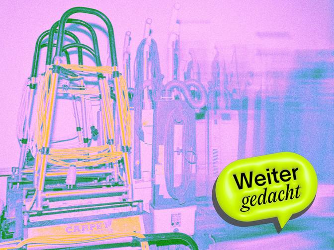 Diverse Utensilien zur Tatortreinigung, darauf das Logo des Podcasts "Weiter gedacht".