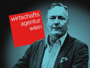 Manfred Juraczka im Anzug steht vor einem roten Quadrat mit der Aufschrift „Wirtschaftsagentur Wien“.
