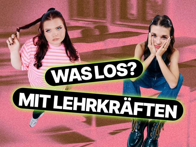 Zwei Personen posieren vor einem rosa Hintergrund mit dem Schriftzug „Was los? Mit Lehrkräften“ in fetter schwarz-weißer Schrift.