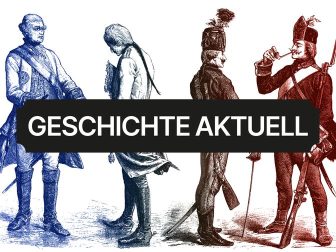 Vier historische Figuren in altertümlichen Uniformen, zwei links in Blau, zwei rechts in Rot, mit der Aufschrift "GESCHICHTE AKTUELL" in der Mitte.