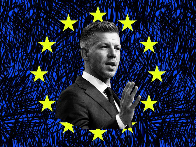 Peter Magyar im Anzug spricht vor einem Hintergrund aus gelben EU Sternen, die kreisförmig auf einem blauen, mit Kritzeleien übersäten Hintergrund angeordnet sind.