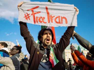 Nach dem gemeinsamen Militärschlag von Israel und den USA gegen in den Iran, dem Tod von Ajatollah Ali Chamenei, versammeln sich am Brandenburger Tor in Berlin, mehre tausend Iraner unter dem Motto "Freiheit für Iran unter Führung von Prinz Reza Pahlavi" und feiern.