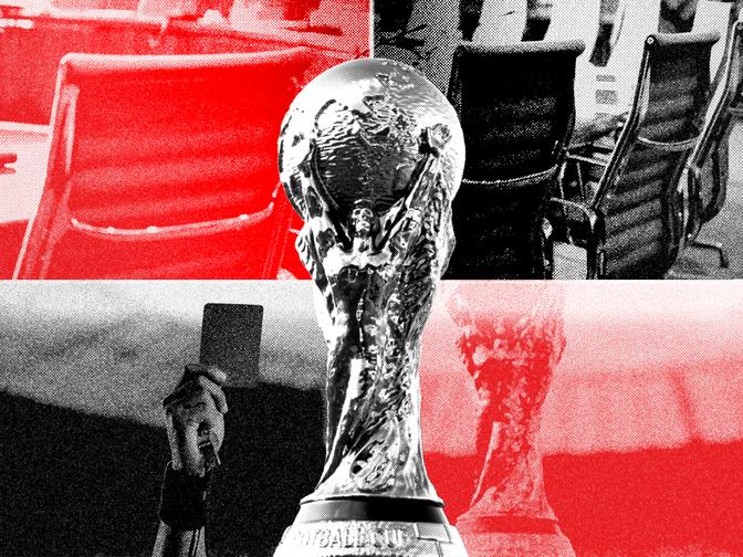 Eine Collage mit WM-Trophäe, Stühlen und einer erhobenen Hand mit roter Karte, in starkem Rot-Schwarz-Weiß-Kontrast.