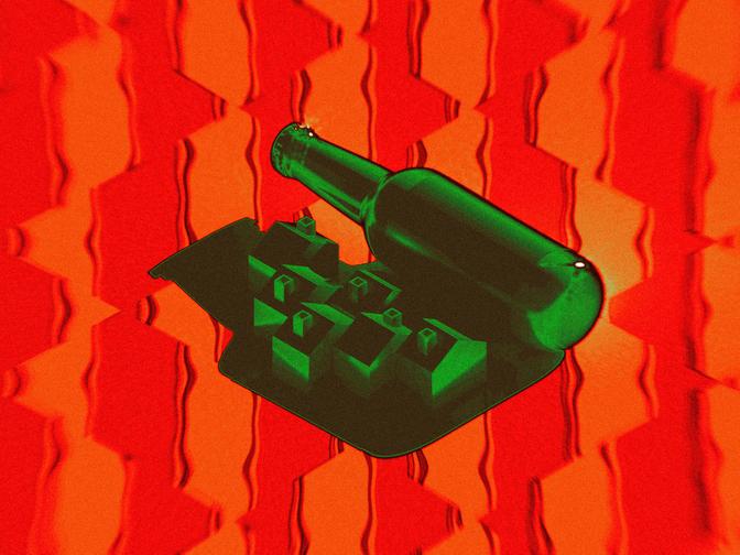 Übergroße Bierflasche liegt auf einer kleinen Siedlung und wirft einen Schatten