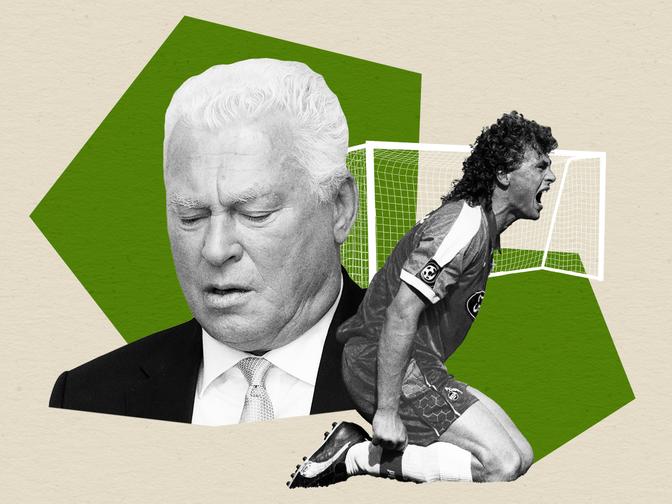 Schwarz-Weiß-Collage von Toni Polster: einmal nachdenklich im Anzug und einmal jung in Fußballkleidung, kniend und jubelnd, vor einem grünen geometrischen Hintergrund.