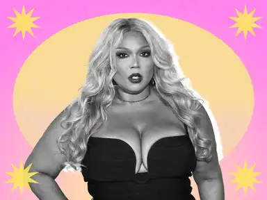 Lizzo steht mit Arm an der Hüfte und sieht direkt in die Kamera.